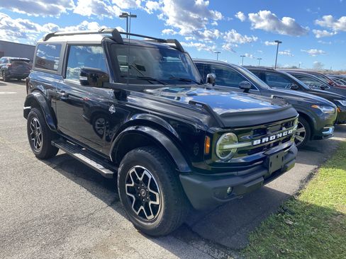 Used 2021 Ford Bronco Outer Banks image 2