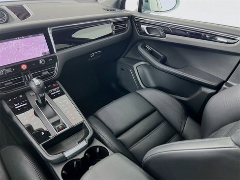 Certified 2025 Porsche Macan image 22