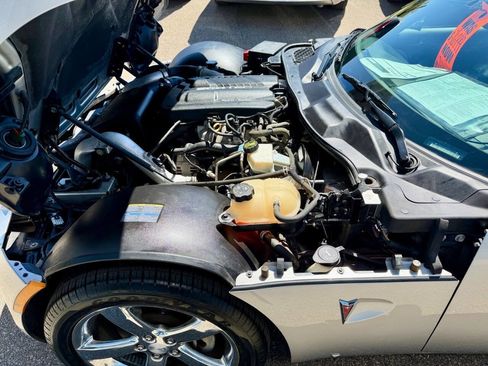 Used 2009 Pontiac Solstice GXP w/ Premium Package RWD image 17