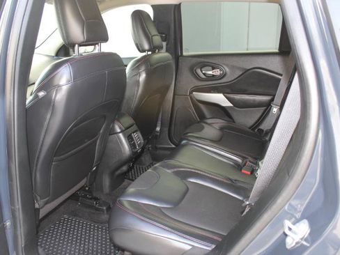 Used 2017 Jeep Cherokee Trailhawk image 11