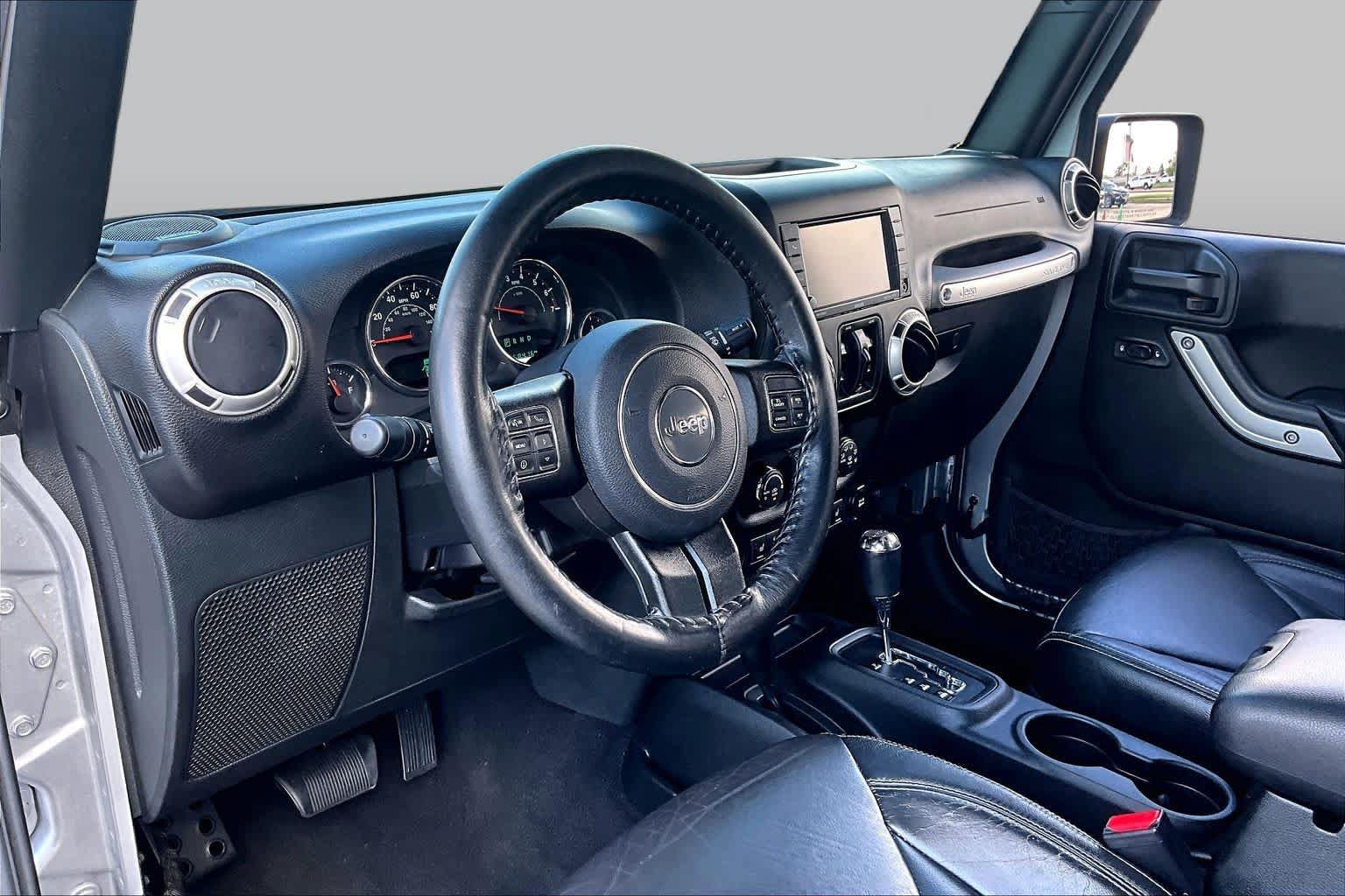 Used 2017 Jeep Wrangler Unlimited Sahara w/ Connectivity Group AWD/4WD image 18