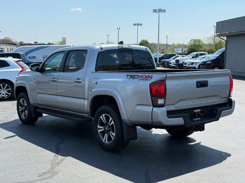 Used 2019 Toyota Tacoma TRD Sport AWD/4WD image 5