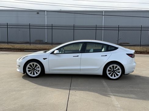 Used 2023 Tesla Model 3 Standard Range image 4