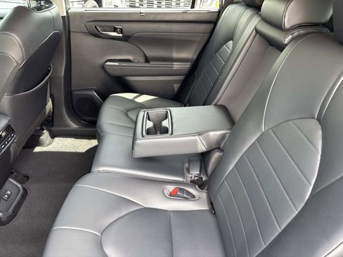 Used 2020 Toyota Highlander XLE AWD/4WD image 30