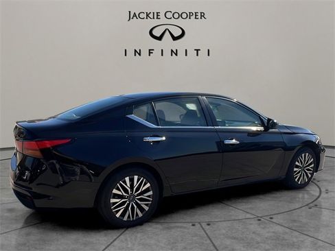 Used 2023 Nissan Altima 2.5 SV image 5