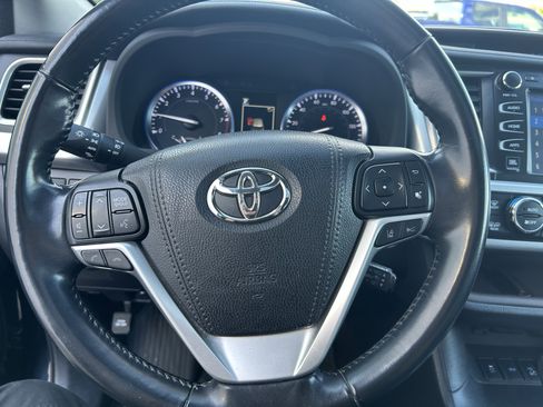 Used 2017 Toyota Highlander Limited AWD/4WD image 25