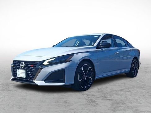 Used 2023 Nissan Altima 2.5 SR FWD image 3
