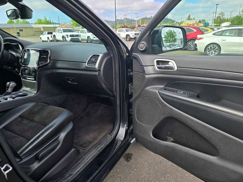 Used 2019 Jeep Grand Cherokee Altitude AWD/4WD image 13