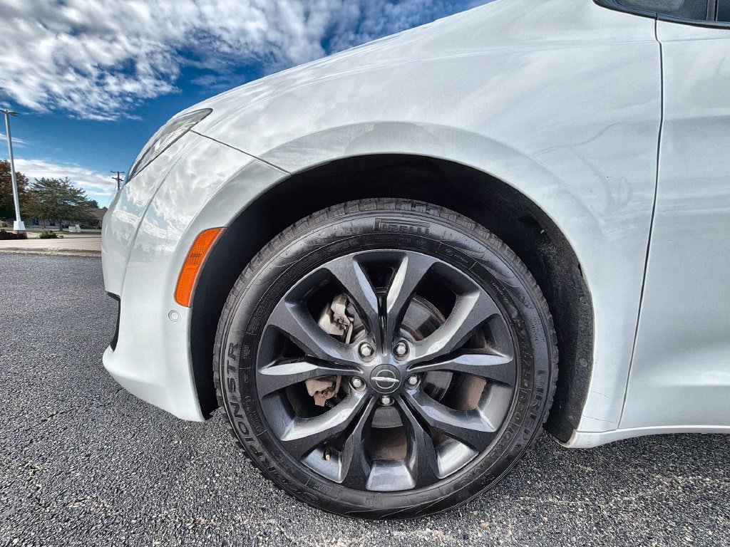 Used 2020 Chrysler Pacifica Touring-L Plus w/ Advanced Safetytec Group FWD image 17