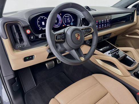 Certified 2025 Porsche Cayenne GTS AWD/4WD image 4