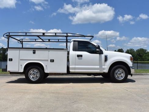 Used 2022 Ford F250 XL w/ Power Equipment Group RWD image 3