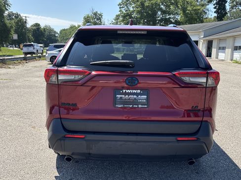 Used 2021 Toyota RAV4 LE AWD/4WD image 4