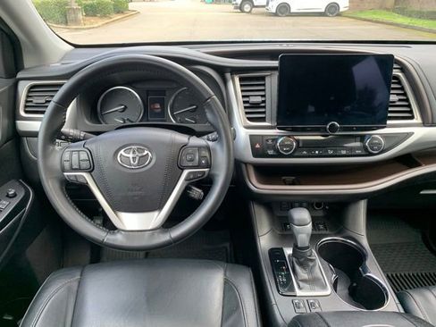 Used 2018 Toyota Highlander XLE image 18
