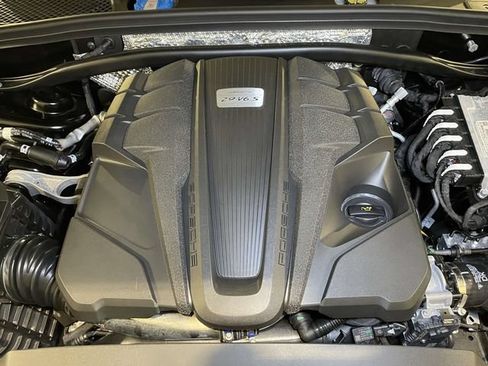 Certified 2024 Porsche Macan S AWD/4WD image 17