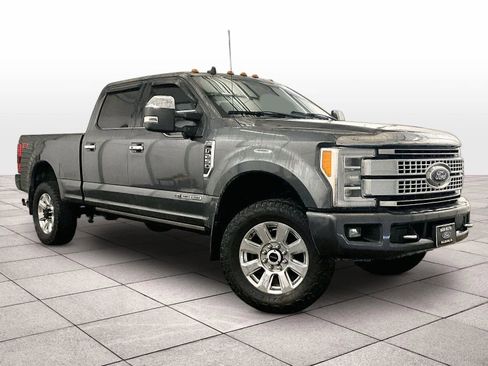 Used 2019 Ford F250 Platinum w/ Platinum Ultimate Package image 3