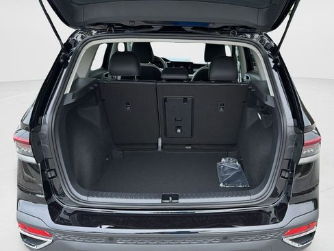 New 2026 Volkswagen Taos SE FWD image 9