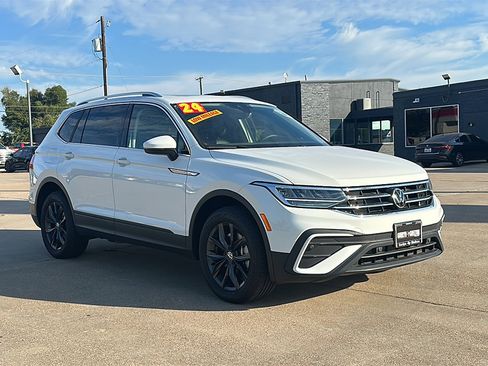 Used 2024 Volkswagen Tiguan SE w/ Panoramic Sunroof Package image 10