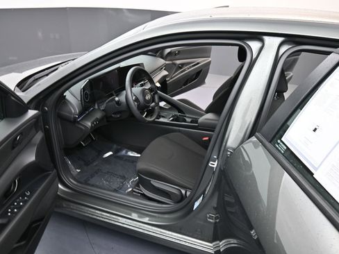 Certified 2025 Hyundai Elantra SEL image 12
