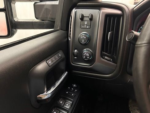 Used 2018 GMC Sierra 2500 SLT w/ Duramax Plus Package AWD/4WD image 19