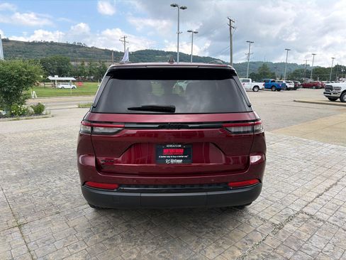 Used 2023 Jeep Grand Cherokee Altitude AWD/4WD image 7