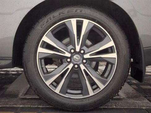 Used 2017 Nissan Pathfinder Platinum w/ Family Entertainment Package image 12