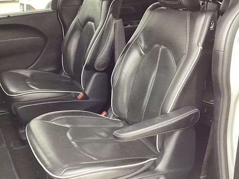 Used 2020 Chrysler Pacifica Limited w/ Advanced Safetytec Group FWD image 10