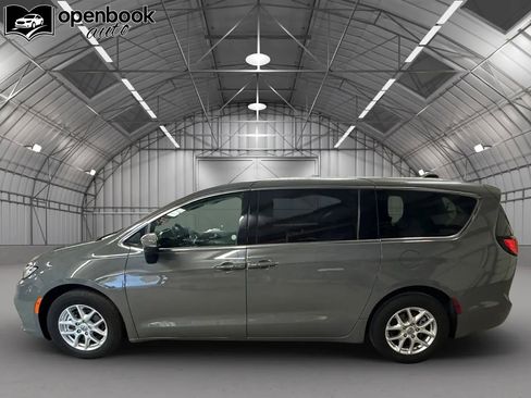 Used 2023 Chrysler Pacifica Touring-L FWD image 8