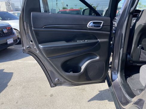 Used 2021 Jeep Grand Cherokee Laredo image 14