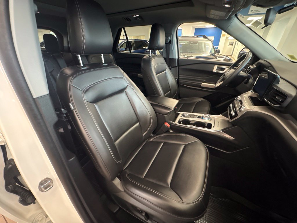 Used 2023 Ford Explorer XLT w/ Equipment Group 202A AWD/4WD image 32