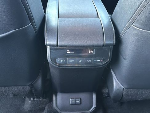 Used 2023 Toyota Highlander XLE image 27