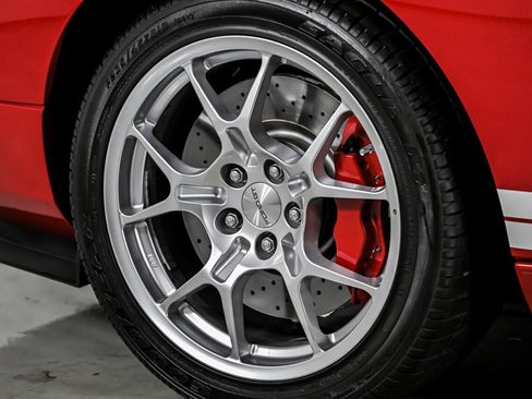 Used 2005 Ford GT RWD image 9