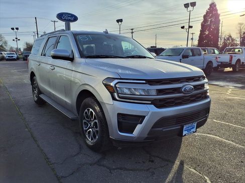 Used 2024 Ford Expedition Max XLT image 3