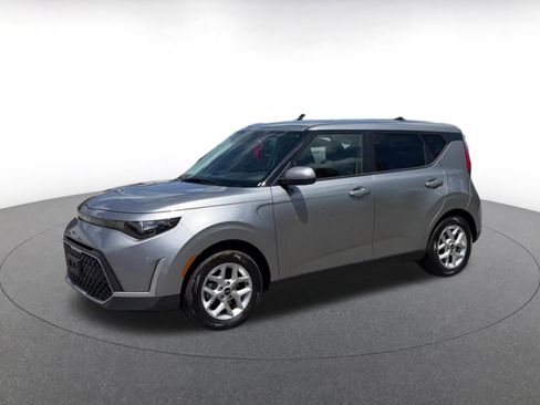 Used 2025 Kia Soul LX w/ LX Technology Package FWD image 7