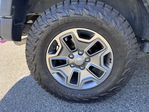 Used 2015 Jeep Wrangler Unlimited Rubicon w/ Connectivity Group image 53