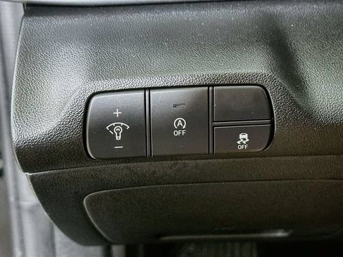Certified 2025 Hyundai Elantra SE FWD image 13