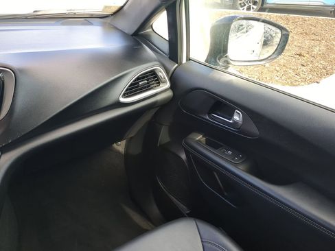 Used 2025 Chrysler Pacifica Select image 17