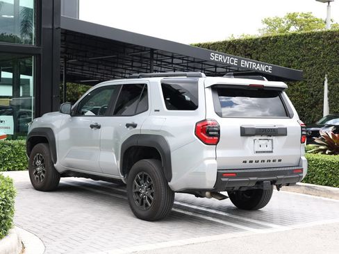 Used 2025 Toyota 4Runner SR5 AWD/4WD image 5