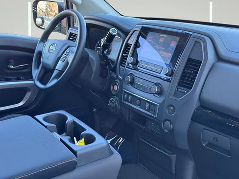Used 2022 Nissan Titan SV image 6