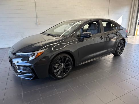 Used 2026 Toyota Corolla SE w/ SE Premium Package AWD/4WD image 4