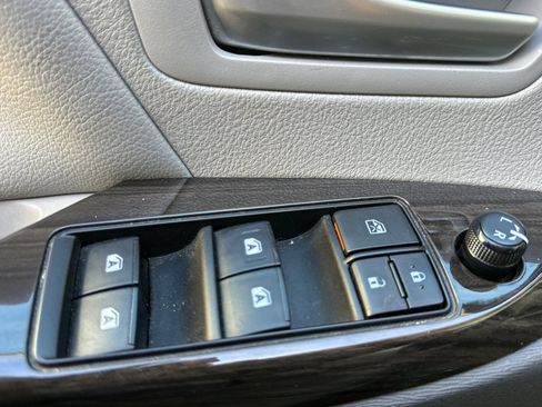 Used 2019 Toyota Sienna XLE w/ XLE Navigation Package FWD image 8
