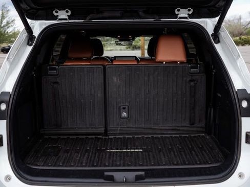 Used 2024 Toyota Highlander Platinum image 9