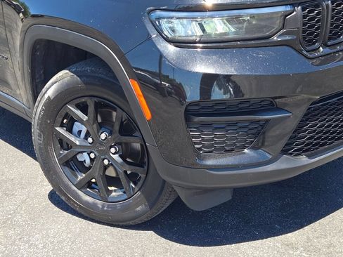 Certified 2024 Jeep Grand Cherokee Altitude RWD image 4