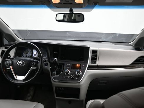 Used 2016 Toyota Sienna XLE FWD image 49