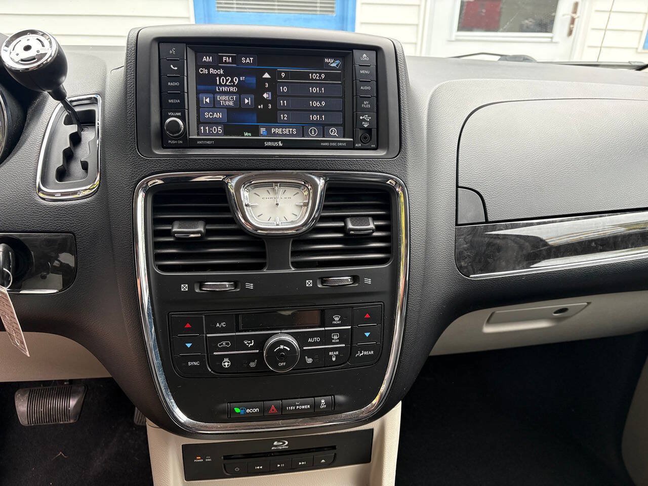 Used 2014 Chrysler Town & Country Touring-L w/ Driver Convenience Group FWD image 16
