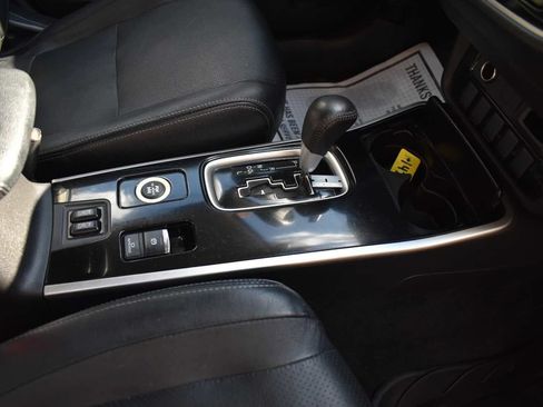 Used 2017 Mitsubishi Outlander SE AWD/4WD image 46
