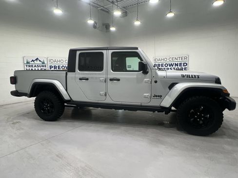 Used 2023 Jeep Gladiator Sport AWD/4WD image 9