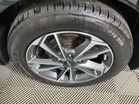 Used 2023 Kia Forte LXS image 7