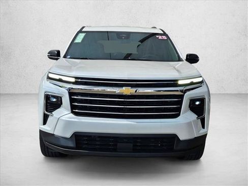 Used 2025 Chevrolet Traverse LT FWD image 2