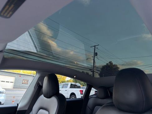 Used 2022 Tesla Model Y Long Range image 19