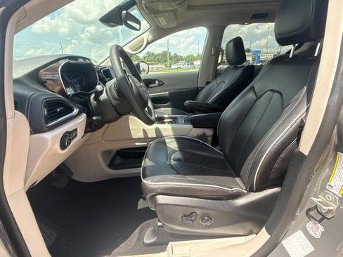 Used 2023 Chrysler Pacifica Limited FWD image 13